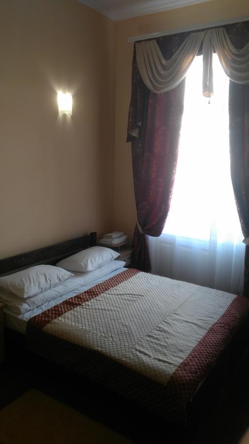 Кімнати В Центрі Hotel Uzhhorod Bagian luar foto